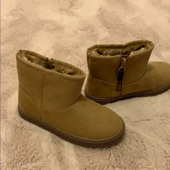 Girl boots- never worn- faux fur - Picture 2 of 4